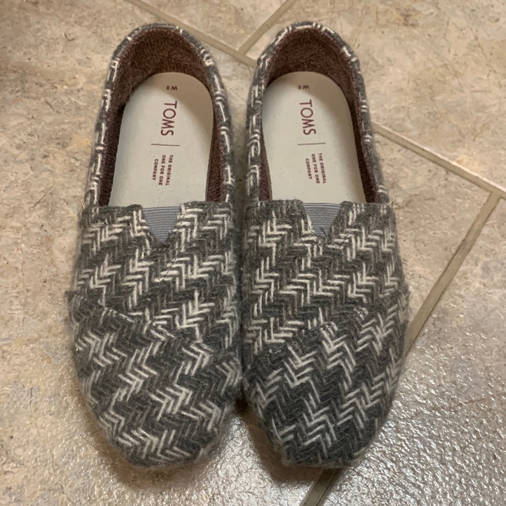 Toms women’s classic shoes size 8